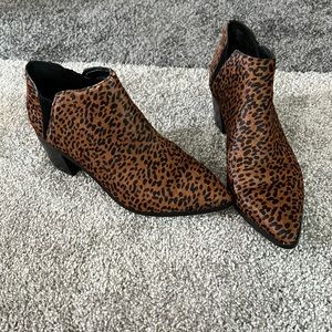 Take a step into the wild side of fashion with the Sanctuary Revel. Sz 7